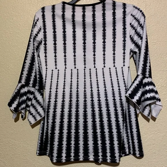 Top Blouse Black White Print Size M Unlisted Brand Stretchy Pullover - Picture 9 of 12